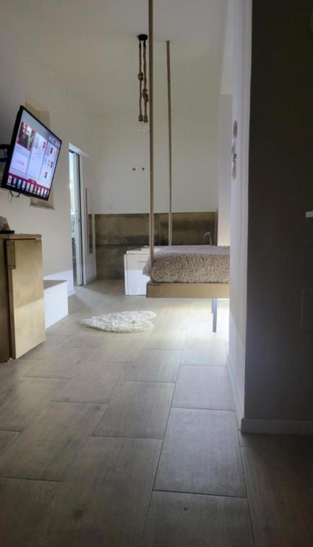 Shibari Jacuzzi Appartamento Aeroporto di Catania Fontana Rossa